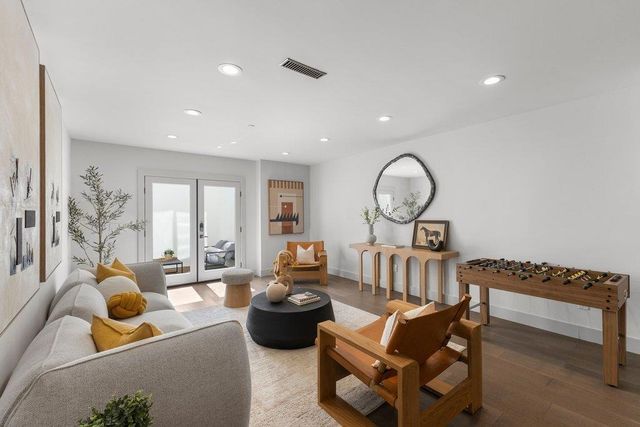 3080 South Court, Palo Alto, CA 94306