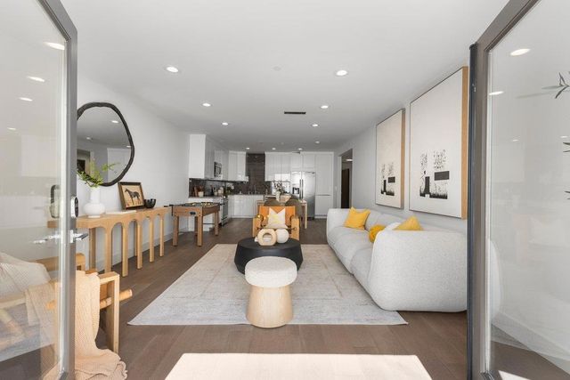 3080 South Court, Palo Alto, CA 94306
