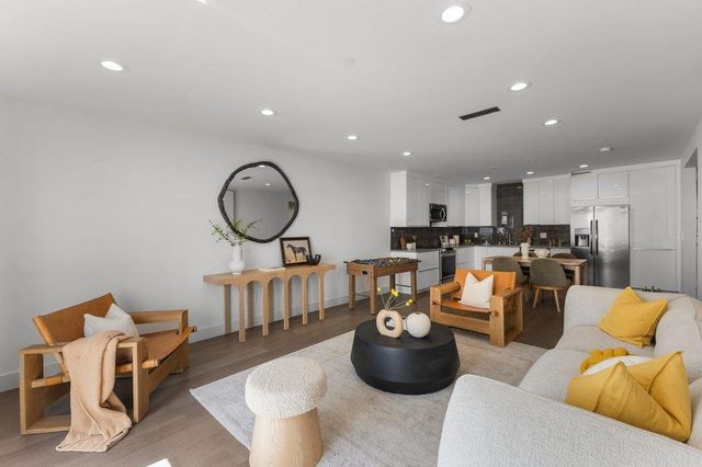 3080 South Court, Palo Alto, CA 94306