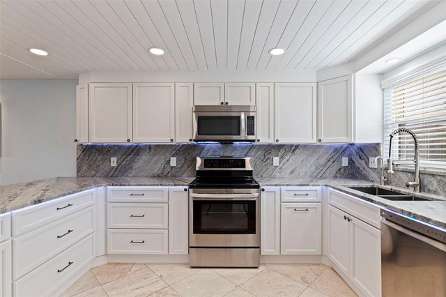 12592 N CAPRI CIRCLE 6, Treasure Island, FL 33706