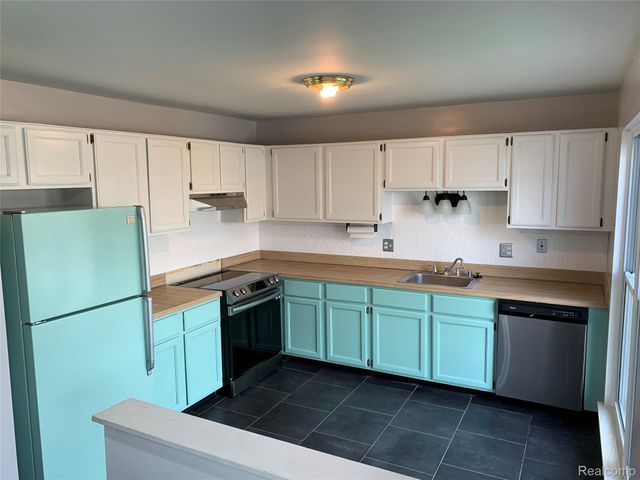 37377 Charter Oaks Boulevard 492, Clinton Charter Township, MI 48036