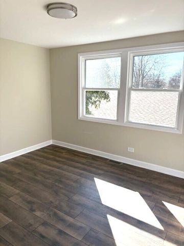 711 Woodhollow Lane, Buffalo Grove, IL 60089