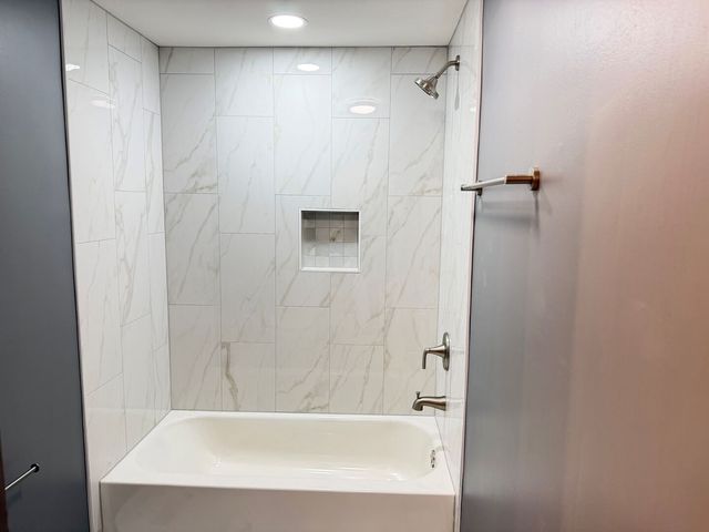 711 Woodhollow Lane, Buffalo Grove, IL 60089