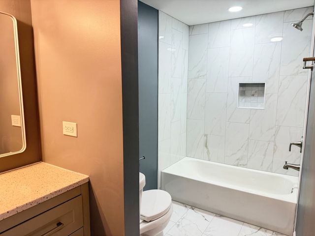 711 Woodhollow Lane, Buffalo Grove, IL 60089