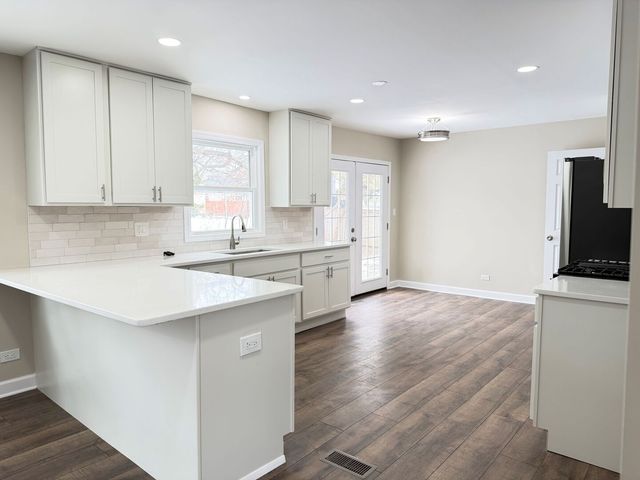 711 Woodhollow Lane, Buffalo Grove, IL 60089