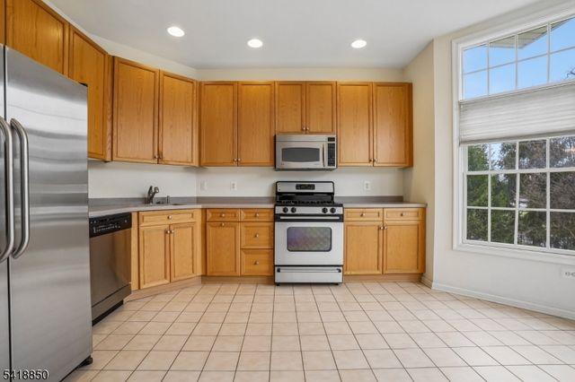 204 Edmonton Ct, Livingston Twp., NJ 07039