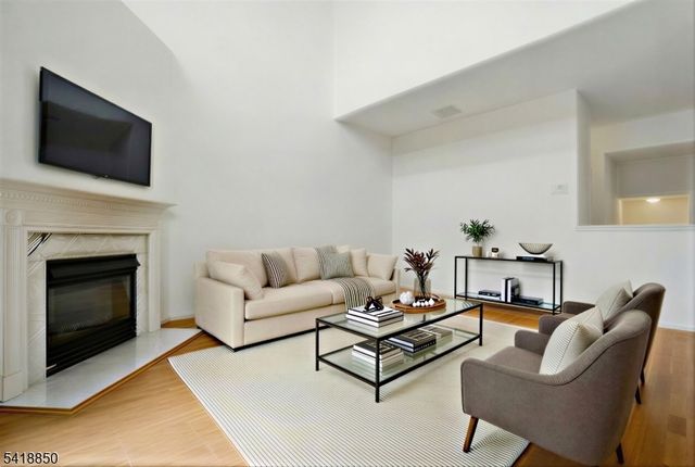 204 Edmonton Ct, Livingston Twp., NJ 07039