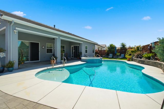 1322 Mossback Dr, Manteca, CA 95337