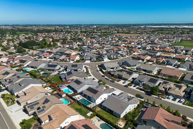 1322 Mossback Dr, Manteca, CA 95337