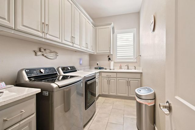1322 Mossback Dr, Manteca, CA 95337