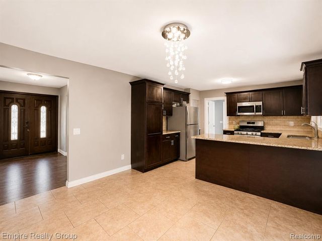 1486 Russ Roy Court, White Lake, MI 48383