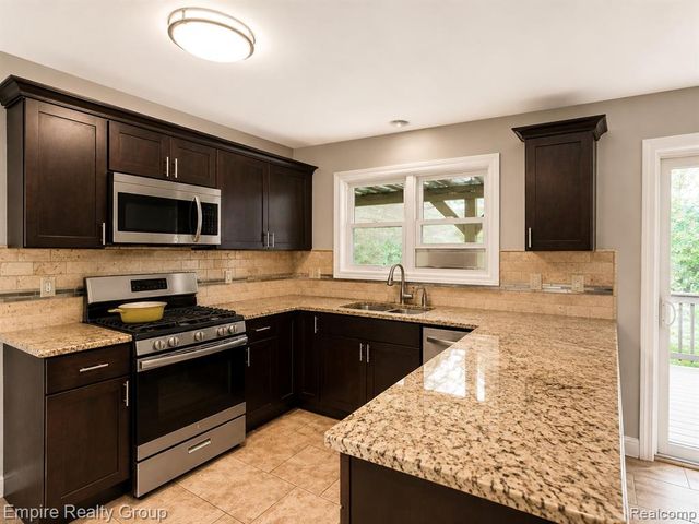 1486 Russ Roy Court, White Lake, MI 48383