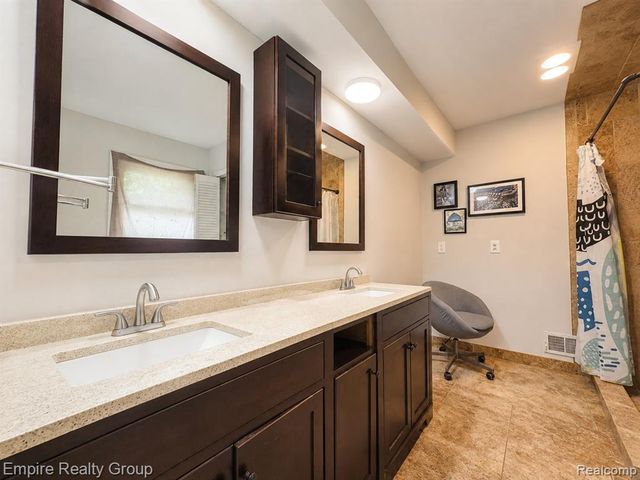 1486 Russ Roy Court, White Lake, MI 48383