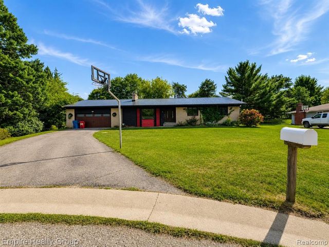 1486 Russ Roy Court, White Lake, MI 48383