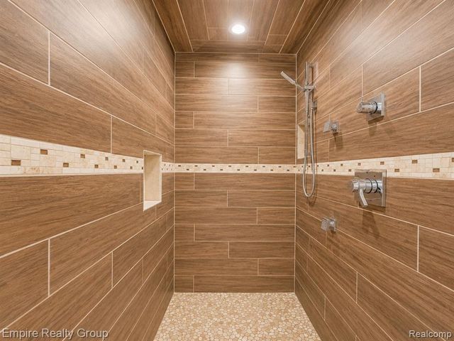 1486 Russ Roy Court, White Lake, MI 48383