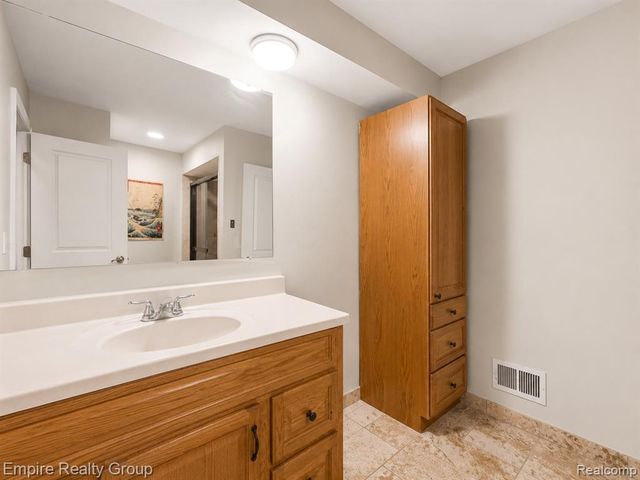 1486 Russ Roy Court, White Lake, MI 48383
