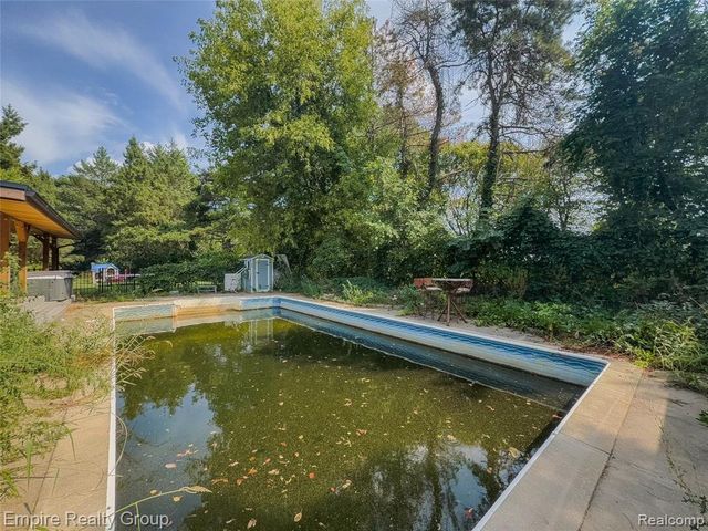 1486 Russ Roy Court, White Lake, MI 48383