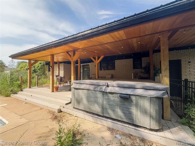 1486 Russ Roy Court, White Lake, MI 48383