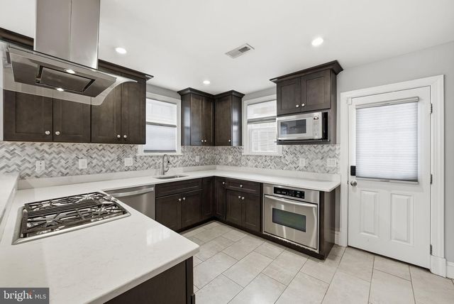 2111 32ND PL SE, Washington, DC 20020