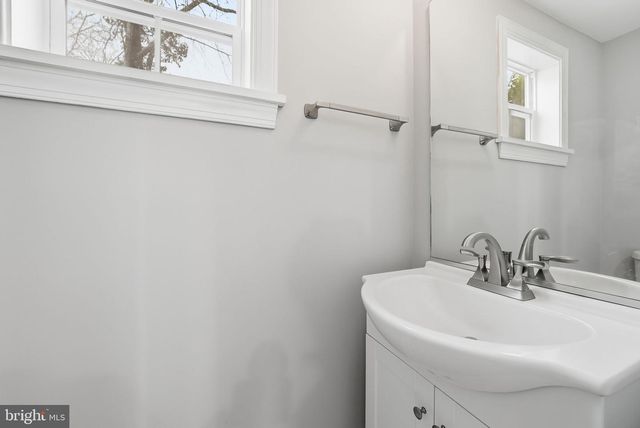 2111 32ND PL SE, Washington, DC 20020