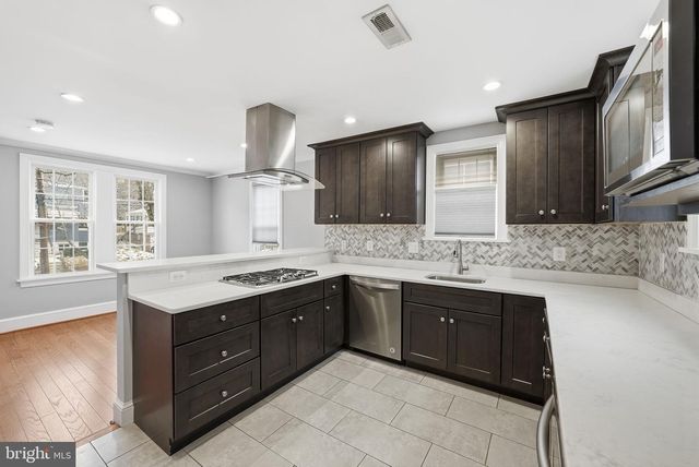 2111 32ND PL SE, Washington, DC 20020