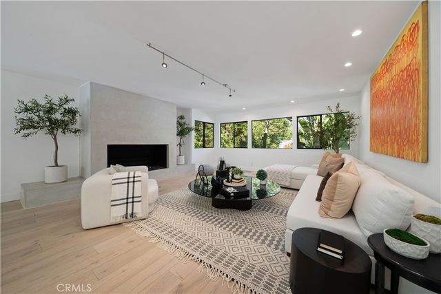 5265 Del Moreno Drive, Woodland Hills, CA 91364