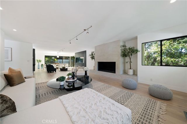 5265 Del Moreno Drive, Woodland Hills, CA 91364