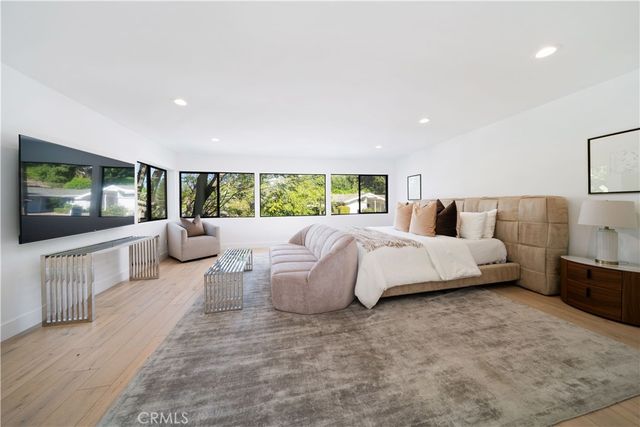 5265 Del Moreno Drive, Woodland Hills, CA 91364