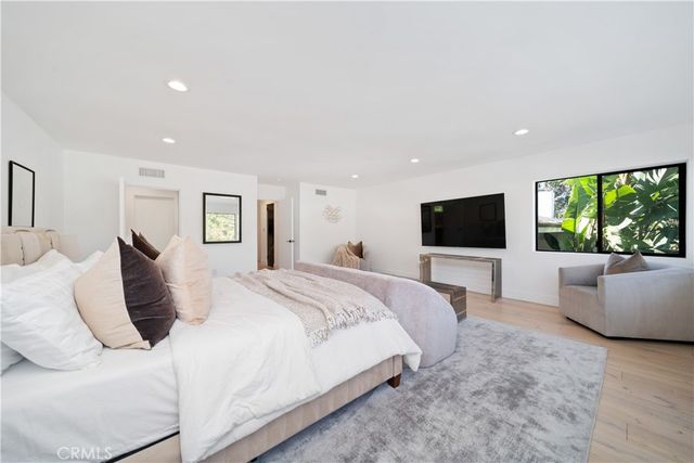 5265 Del Moreno Drive, Woodland Hills, CA 91364