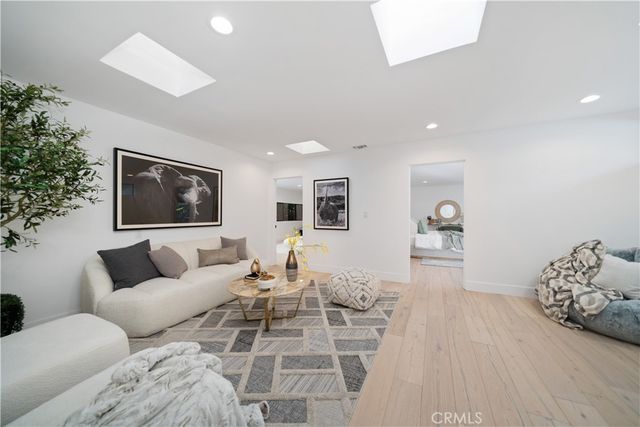 5265 Del Moreno Drive, Woodland Hills, CA 91364