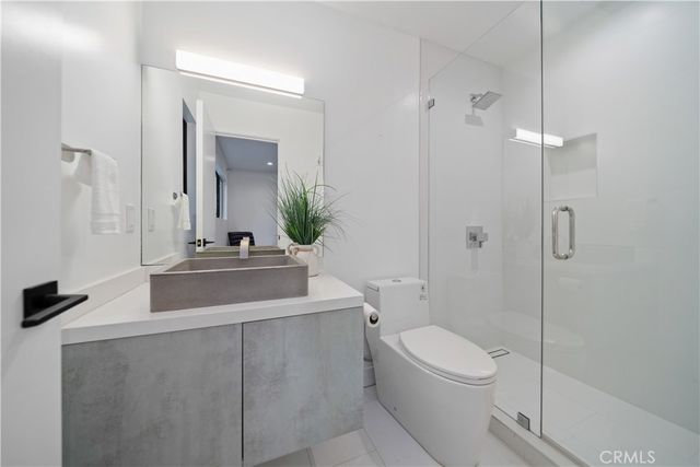 5265 Del Moreno Drive, Woodland Hills, CA 91364