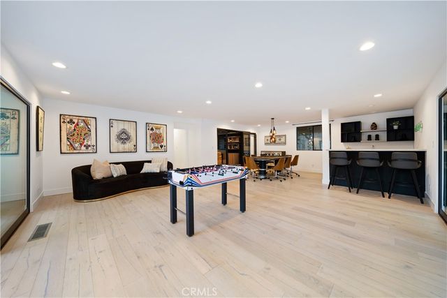 5265 Del Moreno Drive, Woodland Hills, CA 91364