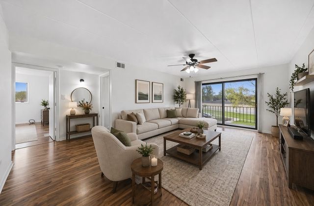11045 S Theresa Circle 2B, Palos Hills, IL 60465