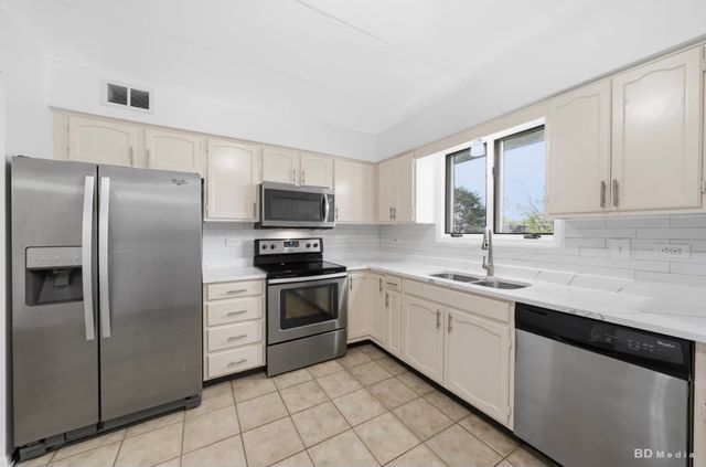 11045 S Theresa Circle 2B, Palos Hills, IL 60465
