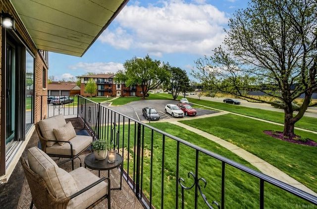 11045 S Theresa Circle 2B, Palos Hills, IL 60465