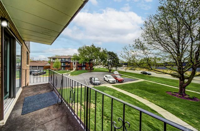 11045 S Theresa Circle 2B, Palos Hills, IL 60465