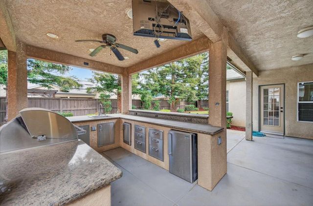 647 Moody Avenue, Clovis, CA 93619