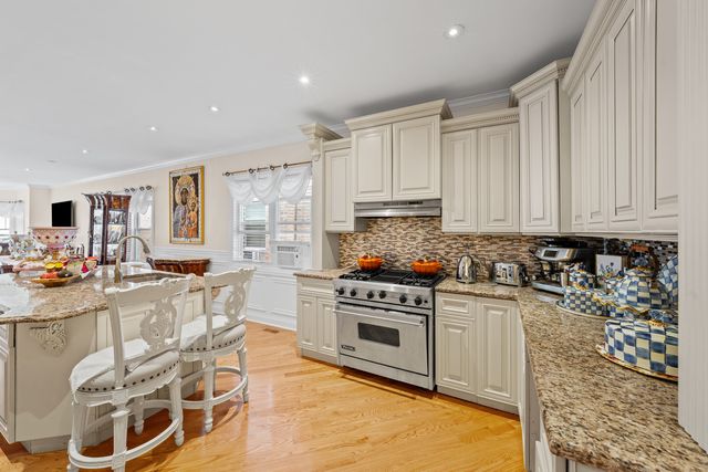 3132 N Luna Avenue, Chicago, IL 60641