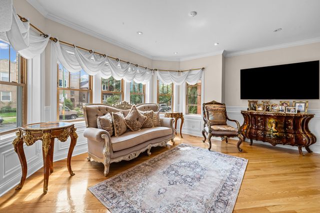 3132 N Luna Avenue, Chicago, IL 60641