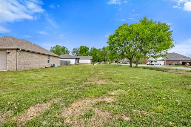 710 Bonnie Scotland Drive, Prairie Grove, AR 72753