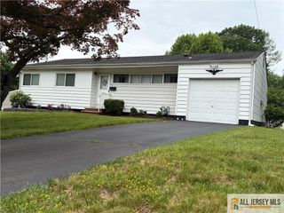 89 S Pennington Road, New Brunswick, NJ 08901