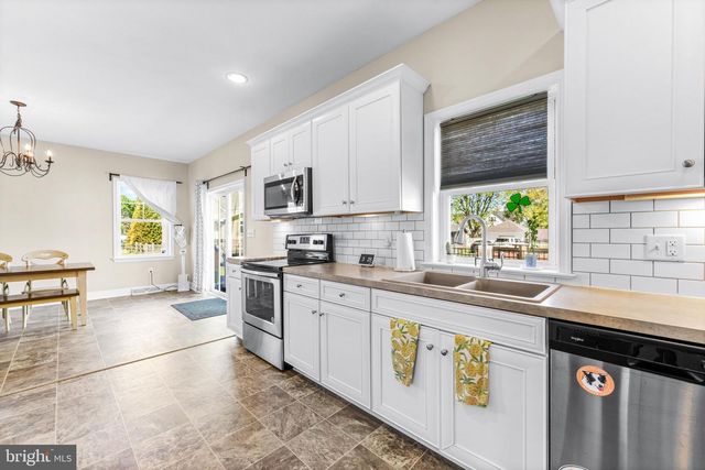 5 BOUNDARY RD, New Freedom, PA 17349