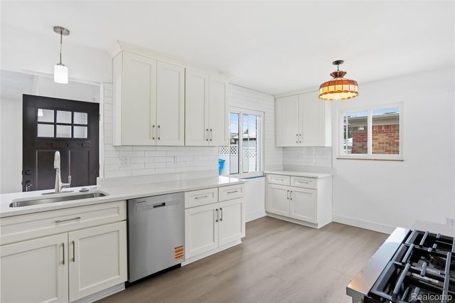 20886 Crestmont Lane, Dearborn Heights, MI 48127