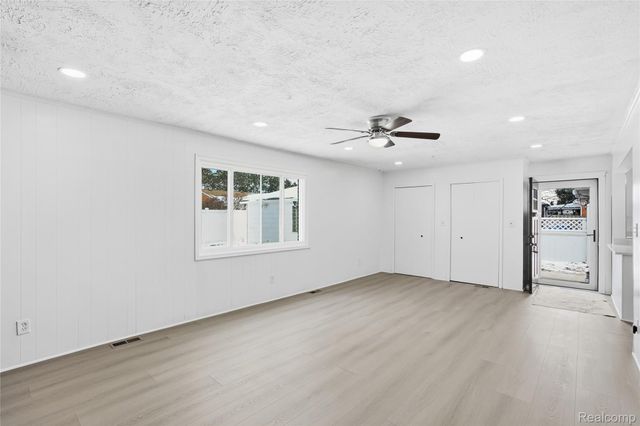 20886 Crestmont Lane, Dearborn Heights, MI 48127