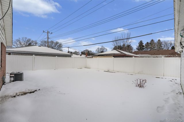 20886 Crestmont Lane, Dearborn Heights, MI 48127