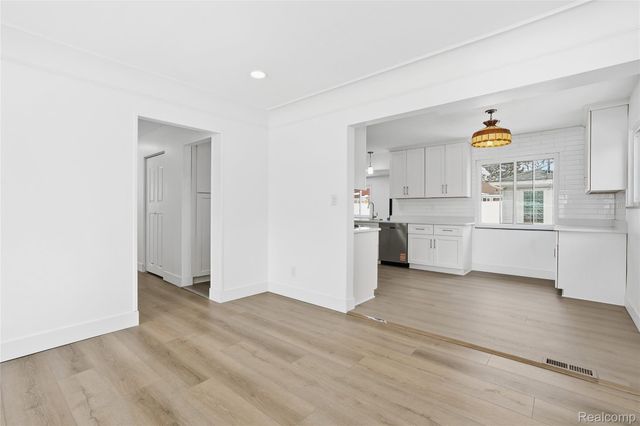 20886 Crestmont Lane, Dearborn Heights, MI 48127