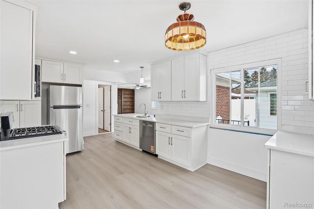 20886 Crestmont Lane, Dearborn Heights, MI 48127