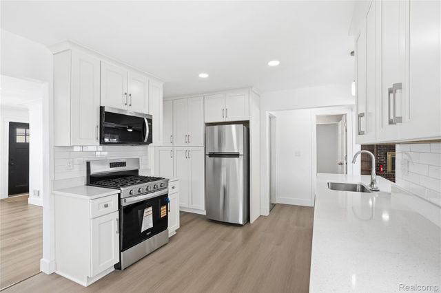 20886 Crestmont Lane, Dearborn Heights, MI 48127