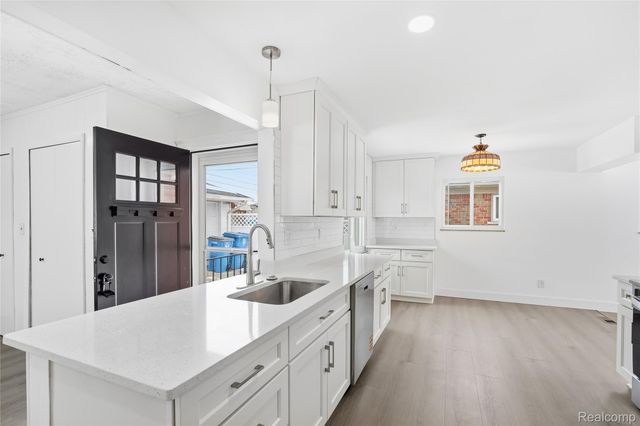 20886 Crestmont Lane, Dearborn Heights, MI 48127