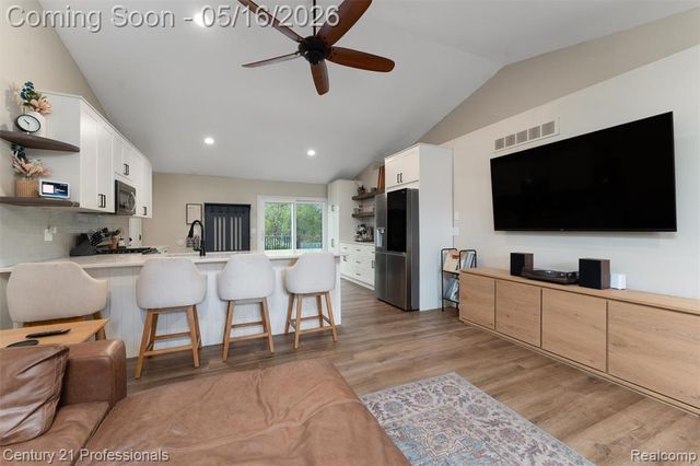 1203 Eason, Waterford, MI 48328